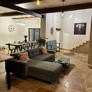 Hébergement de vacances Maison De Charme Avec Piscine, Monteux